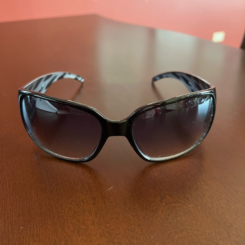 Stylish Woman Kenneth Cole Black Sunglasses. number on the glasses KC 1039 00B5